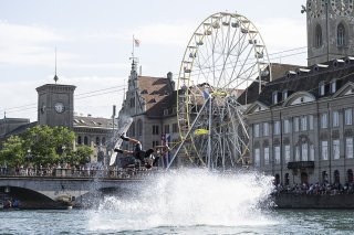 La Züri Fäscht rencontre un très grand succès populaire.
